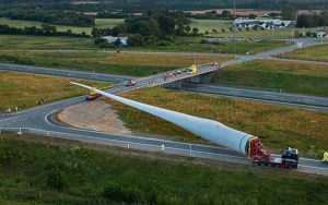 Transporte del aspa de una turbina de 83 metros de largo.