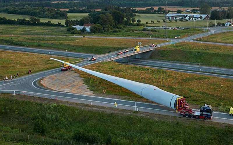 Transporte del aspa de una turbina de 83 metros de largo.