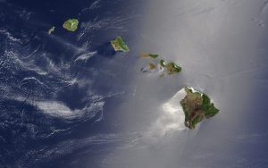 Hawai consta de 137 islas y atolones. Los ocho más grandes (de oeste a este) son: Ni'ihau, Kaua'i, Oahu, Moloka'i, Lāna'i, Kaho'olawe, Maui y Hawai (Isla Grande).