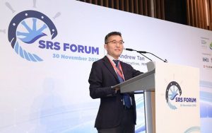 Andrew Tan pronuncia su discurso de apertura