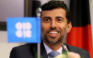 El ministro de Energía de los Emiratos Árabes Unidos, Suhail Mohamed Al Mazrouei, sonríe durante una conferencia de prensa luego de una reunión con países de la OPEP y no OPEP, en la sede de la organización en Viena el viernes.