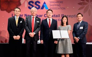 El Dr. Lam Pin Min (Centro de la foto), Ministro Principal de Estado para el Transporte y la Salud, reveló dos iniciativas para fortalecer la posición de Singapur como un importante centro marítimo mundial en la recepción anual del Cóctel Lunar de la Singapore Shipping Association esta noche.