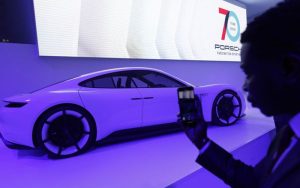 El taycan posa para una foto en el evento del 70 aniversario de Porsche en Stuttgart, Alemania.