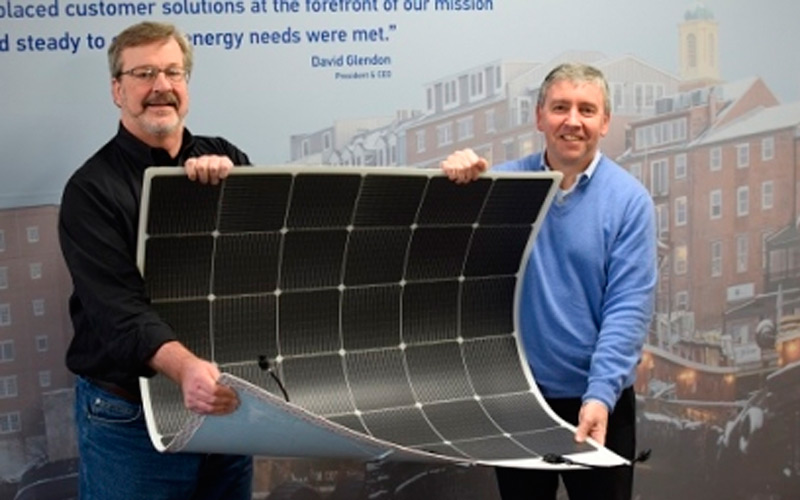 Kevin Maloney, Director Ejecutivo de Picktricity, y David Glendon, Director Ejecutivo y Presidente de Sprague sostienen uno de los paneles solares aplicados al tanque terminal de Sprague en South Portland, Maine.