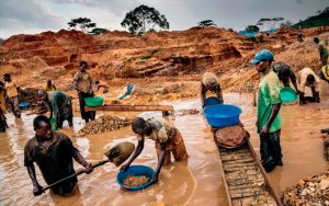 Extracción y procesamiento de Coltán de forma artesanal