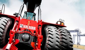 El Kalmar Eco Reachstacker proporciona una experiencia de conducción más suave para los operadores