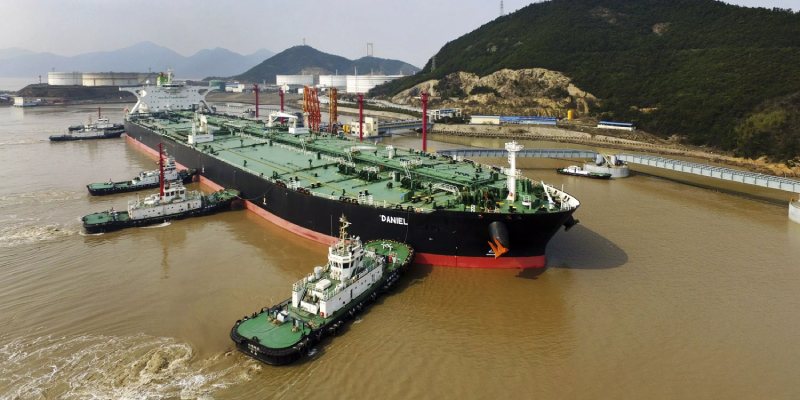 Los remolcadores atracan el petrolero “Daniel” que transportaba petróleo crudo importado de Irán en el puerto de Zhoushan en la ciudad de Zhoushan, provincia de Zhejiang, este de China, el 8 de marzo de 2018.