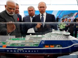 El presidente ruso, Vladimir Putin, a la derecha, y el primer ministro indio, Narendra Modi, a la izquierda, observan un modelo de un rompehielos de energía nuclear Leader mientras visitan el astillero Zvezda en la ciudad de Bolshoi Kamen, Rusia.