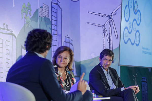 Cristina Gallach, Alta Comisionada para la Agenda 2030 junto a Carlos Mataix, Director del Centro de Innovación en Tecnología para el Desarrollo Humano de la Universidad Politécnica de Madrid