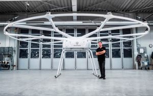 El drone posee 18 rotores repartidos en una circunferencia de 9,2 metros de diámetro y le permiten elevar una carga de hasta 200 kilogramos