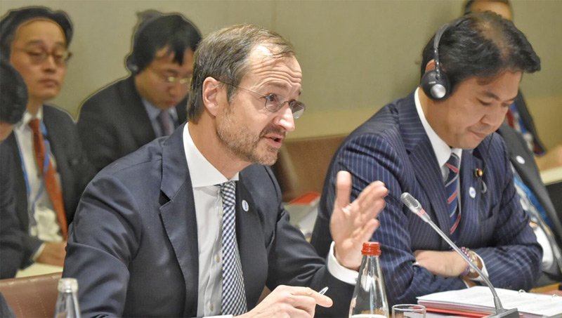 Eric Wiebes, Ministro de Asuntos Económicos y Política Climática de los Países Bajos, y Yohei Matsumoto, Ministro de Economía, Industria y Comercio del Estado de Japón, presidieron el debate.