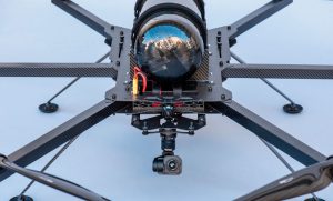 El compartimento abierto de carga útil de Hycopter permite transportar cámaras y otros tipos de sensores, como infrarrojos y lidar, con un peso total de hasta 2.5 kg