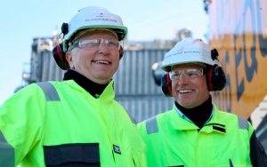 CEO Eldar Sætre (izquierda) y Arne Sigve Nylund, vicepresidente ejecutivo de Desarrollo y Producción de Noruega.