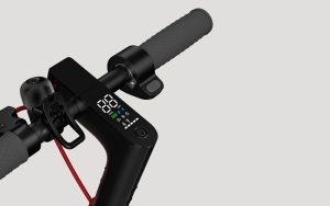 El nuevo patinete eléctrico llega con una pantalla digital en el manillar.