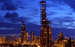 ExxonMobil posterga expansión de refinería del Golfo por caída en la demanda de combustible