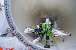 Un contratista trabaja dentro de una torre de turbina eólica esperando ser instalada en el proyecto del parque eólico Markbygden.