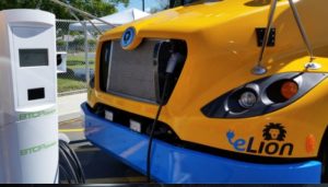 Figura 1. Autobús escolar eLionC en proceso de carga