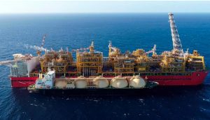 El FLNG 'Prelude' de Shell mide 488 mt de largo, equivalente a 5 campos de fútbol