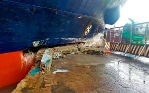 La proa de MV Ocean Abundance después de embestir contra el muelle del Puerto de Manila