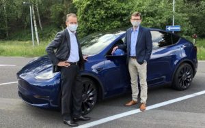 Hebert Diess y su colega Frank Welsch probando el Model Y de Tesla