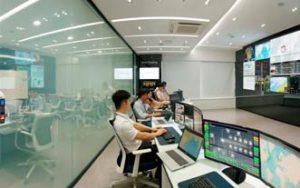 HMM presenta un nuevo centro de control terrestre para sus mega barcos