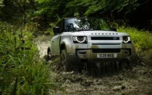 Land Rover Defender llegará como híbrido enchufable en 2021