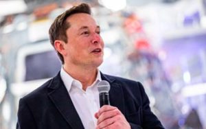 Elon Musk "se siente mal" por odiar a la industria del petróleo y el gas