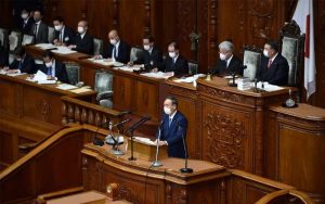 El primer ministro Yoshihide Suga de Japón dando su primer discurso político