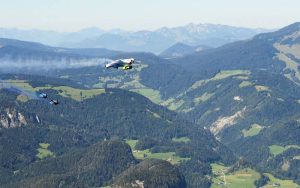 Momento en el que el paracaidista Peter Salzmann acelera en los Alpes austríacos