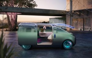 Los ocupantes entran a través de una gran puerta corrediza en el lateral del coche.