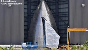 Instalación de los flaps delanteros en la cabecera de una Starship