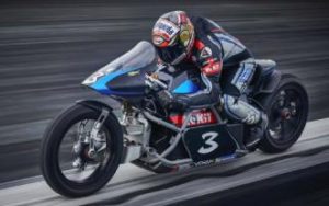 Esta motocicleta eléctrica de 408 km/h acaba de establecer 11 nuevos récords mundiales