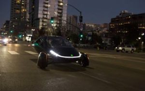 Ya se puede reservar el primer vehículo eléctrico solar de Aptera: tiene 1.600 km de autonomía y no necesita cargarse