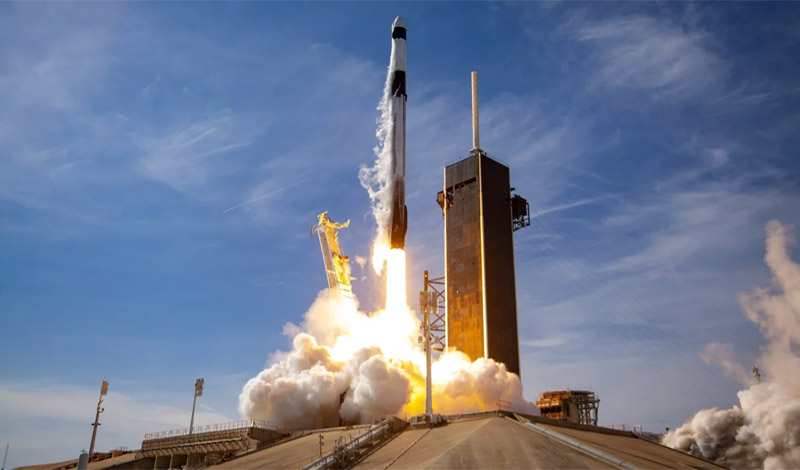 Momento en el que despegaba el cohete Falcon 9 junto a la cápsula Cargo Dragon