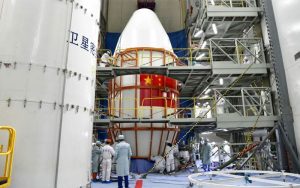 El satélite Tiantong 1-03 dentro de su carenado durante el montaje