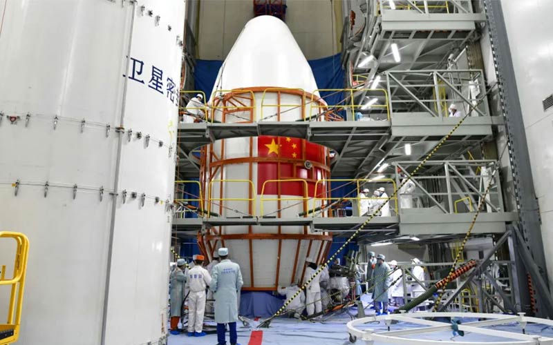 El satélite Tiantong 1-03 dentro de su carenado durante el montaje