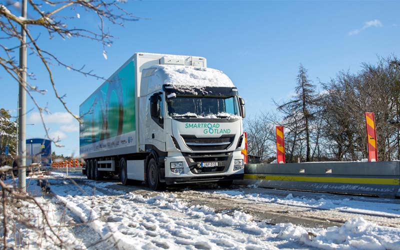 La solución Smartroad Gotland utiliza grandes bobinas eléctricas en la carretera para transferir la energía