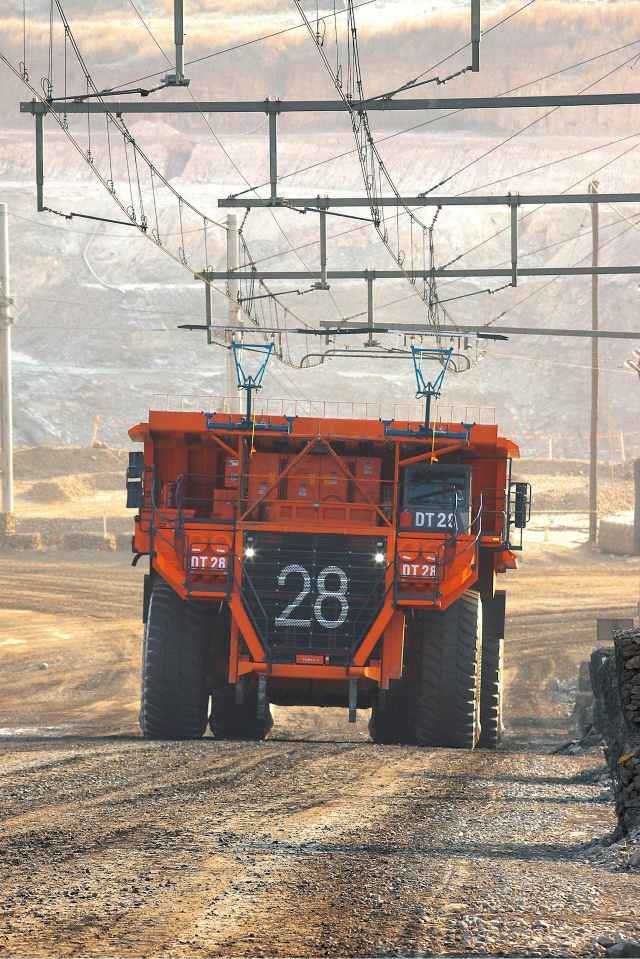 abb firma memorando hitachi promover minas totalmente electricas 11102B