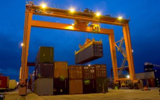 APM Terminals Valencia ensambla tres nuevas grúas pórtico con neumáticos