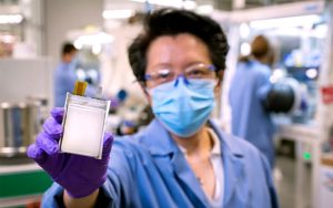 Un empleado de GM muestra la batería de próxima generación Li-Metal