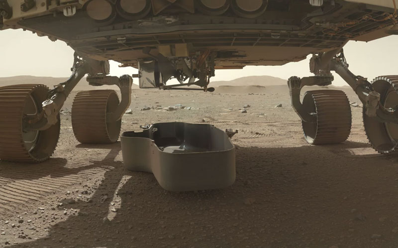 El Ingenuity se hace visible tras el desprendimiento de su escudo protector de residuos