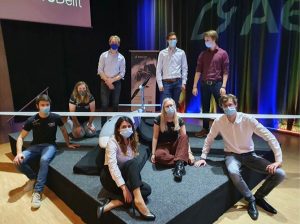 Miembros del equipo de 44 personas de AeroDelft con el prototipo a escala