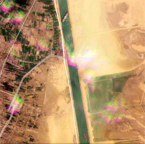 Una imagen de satélite muestra el Ever Given encajado en la vía fluvial