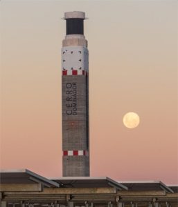 La energía solar concentrada se transmite de los espejos a la torre receptora