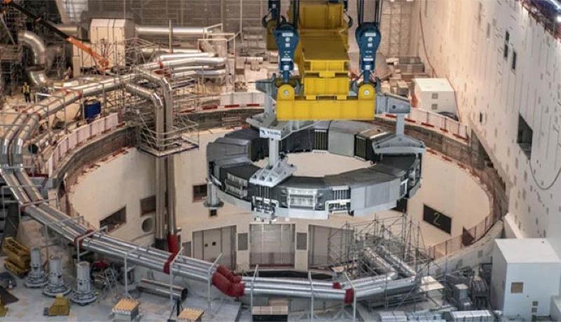 La bobina PF6 se baja con una grúa al tokamak del ITER
