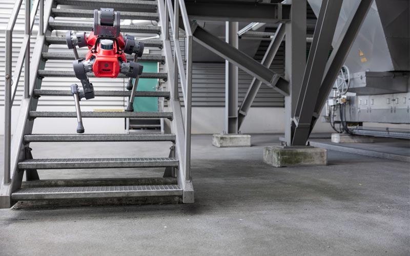 El robot autónomo ANYmal D caminando por escaleras en una instalación