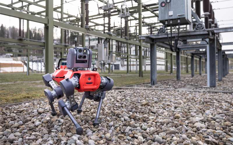 El robot autónomo ANYmal D camina por una subestación eléctrica