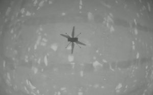 La sombra del vehículo Ingenuity sobre la superficie del Planeta Rojo