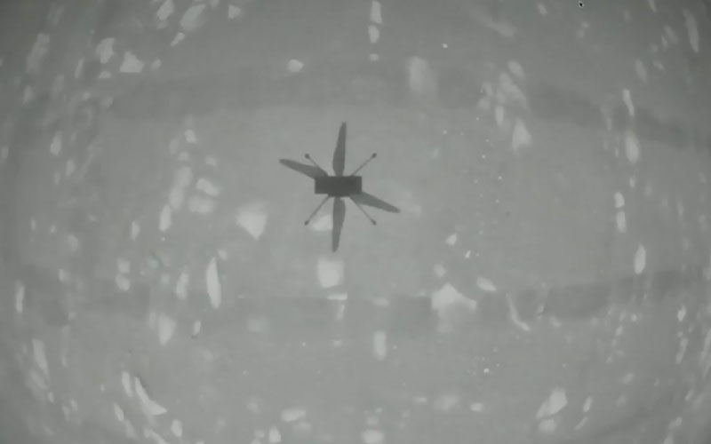 La sombra del vehículo Ingenuity sobre la superficie del Planeta Rojo