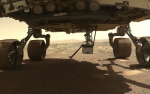 El Ingenuity se extiende verticalmente desde el "vientre" del rover Perseverance el 29 de marzo de 2021